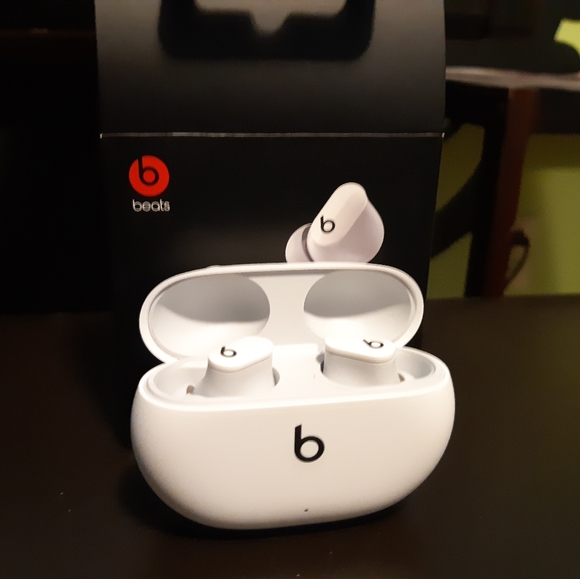Brand new beats by dre studio buds - Picture 2 of 3